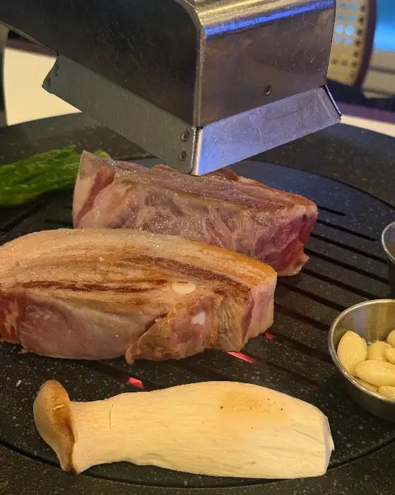 김치찌개와 밥, 그리고 곁들임 반찬이 있는 식탁 풍경