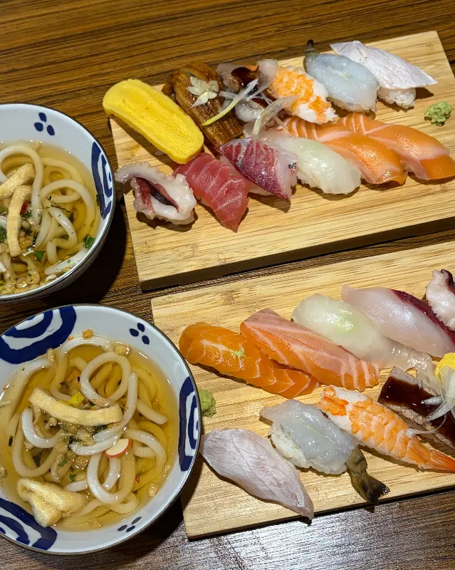 초밥과 미니우동 투샷