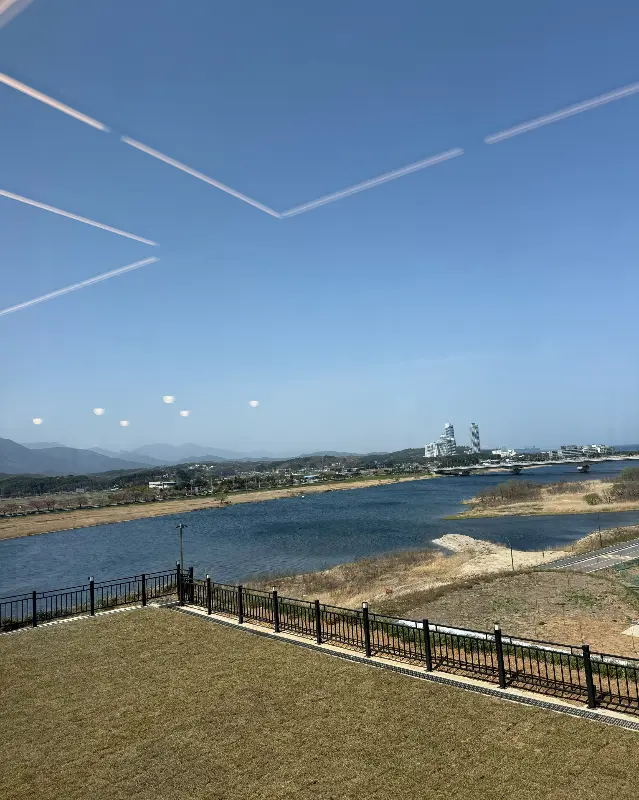 카페에서 바라본 남대천 하구와 설악산 풍경