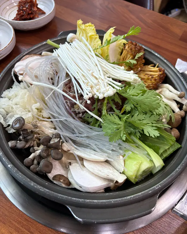 싱싱한 버섯이 듬뿍 들어간 버섯전골