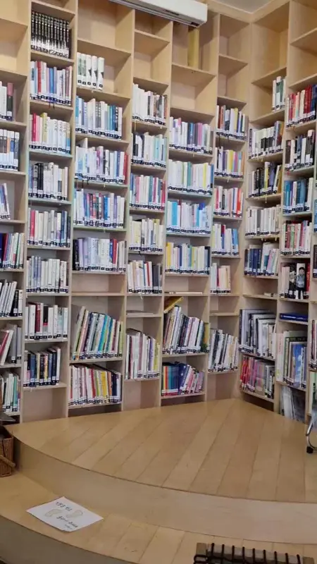 카페 내부 도서관