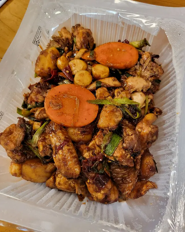 윤기가 흐르는 쪼림닭 포장