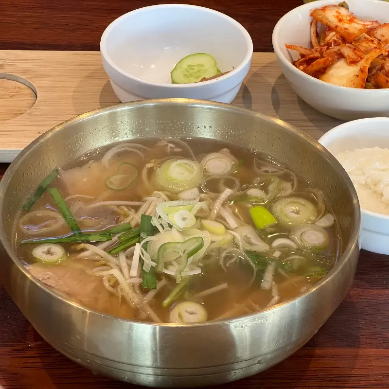 곰탕과 함께 제공되는 반찬들