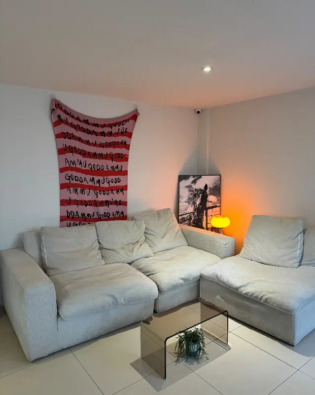 편안한 소파 좌석이 마련된 공간