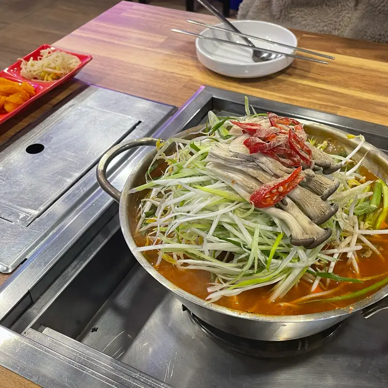 얼큰하고 시원한 국물이 매력적인 조개찜