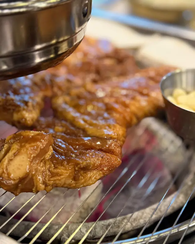 숯불 위에서 구워지는 양념 돼지갈비