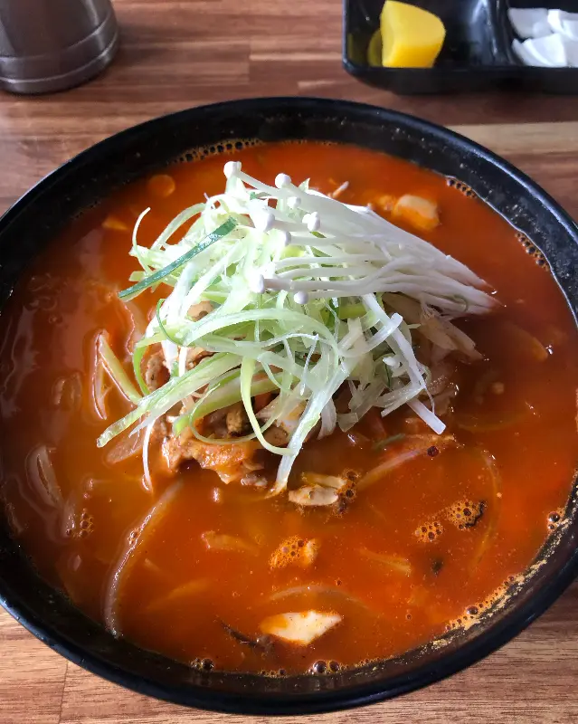 짬뽕 위에 올려진 파와 버섯