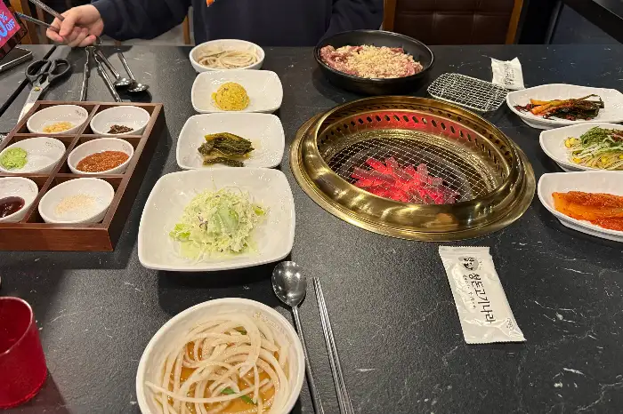 다양하고 정갈한 밑반찬 세팅