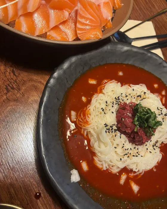 육회가 올라간 명란 크림 우동