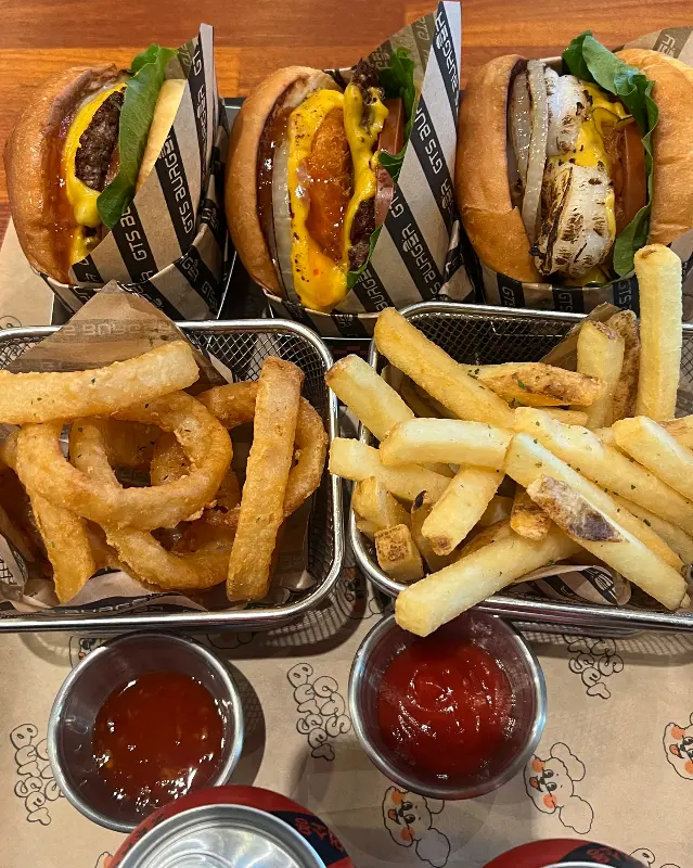다양한 종류의 버거와 튀김
