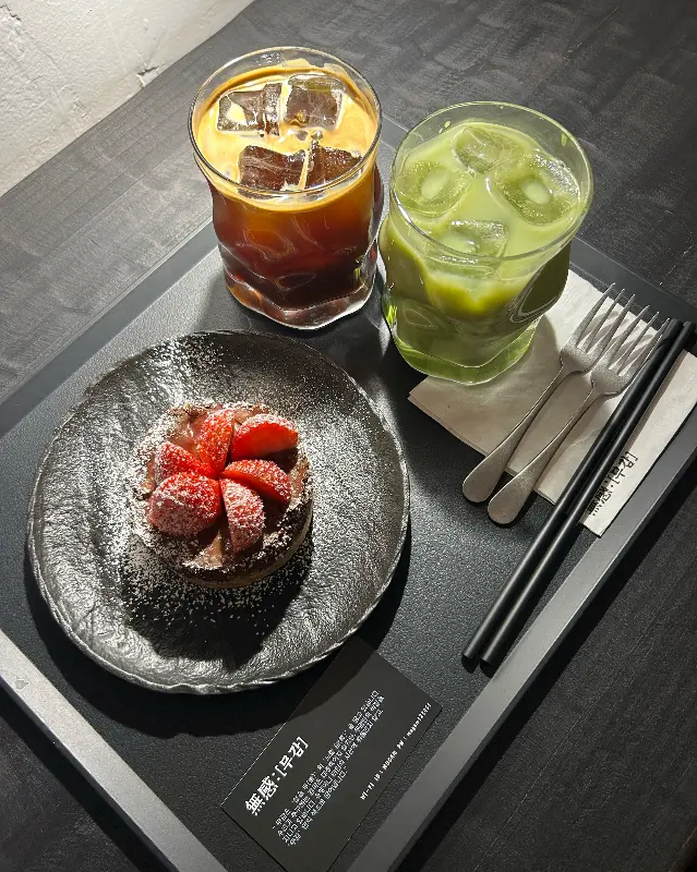 음료와 디저트 한 상 차림