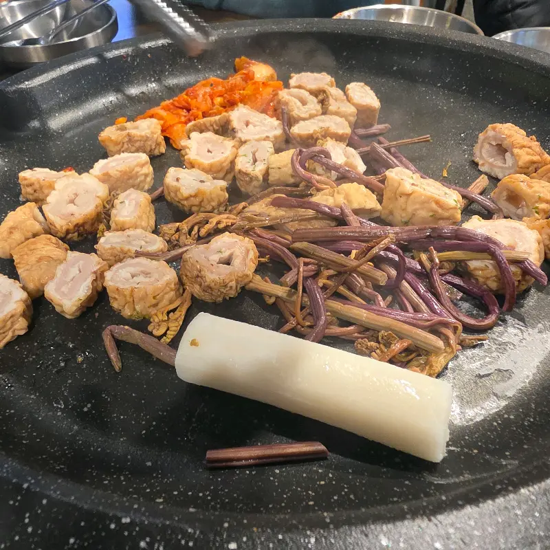 입맛을 돋우는 붉은 양념 막창의 유혹
