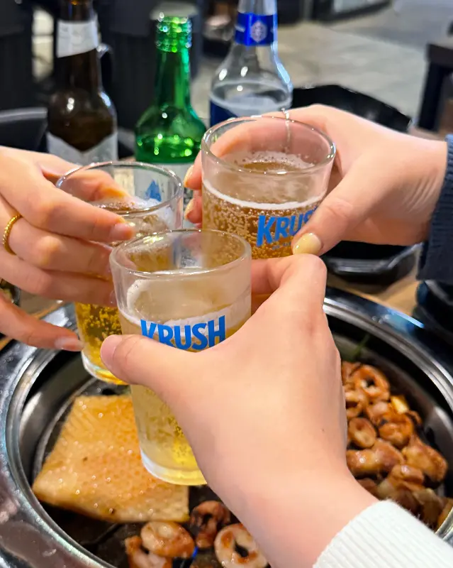 맥주잔을 들고 건배하는 사람들의 모습