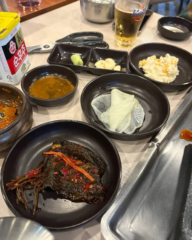 테이블 위에 놓인 다양한 반찬들