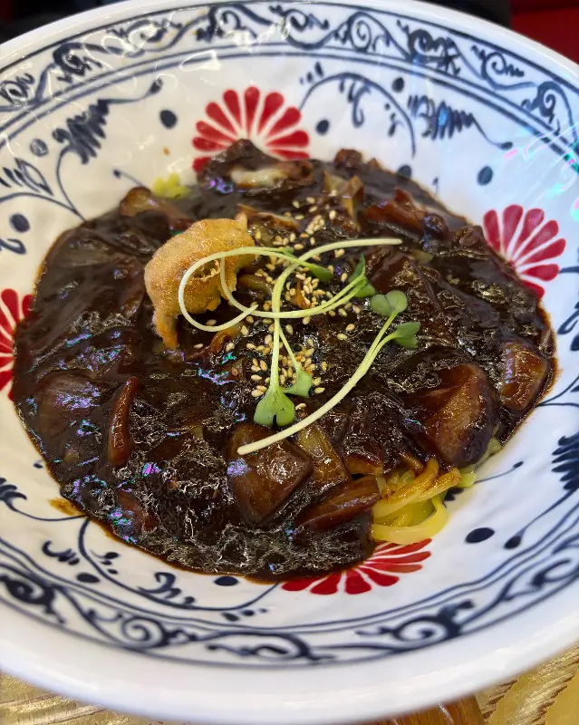 윤기가 흐르는 도야짜장