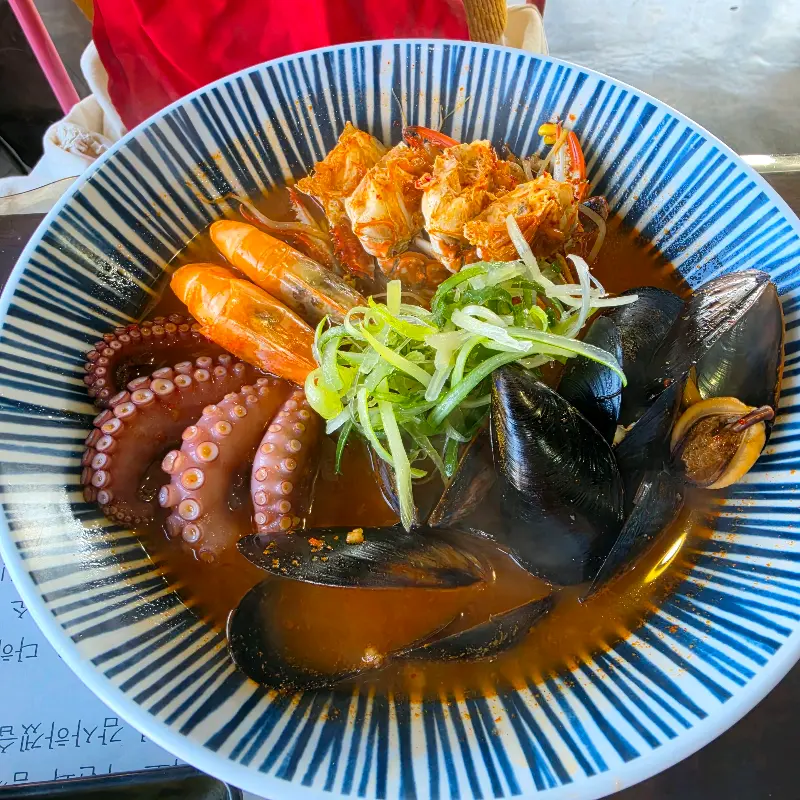푸짐한 해물라면