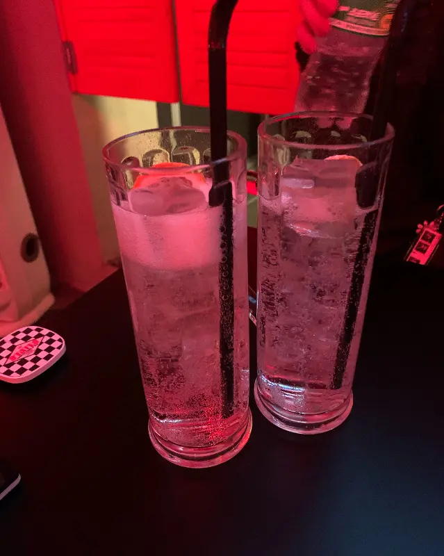 스테이츠 하이볼: 큼지막한 잔에 담겨 나온다.