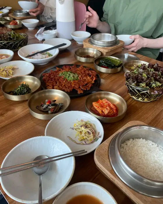 다양한 밑반찬이 차려진 식탁