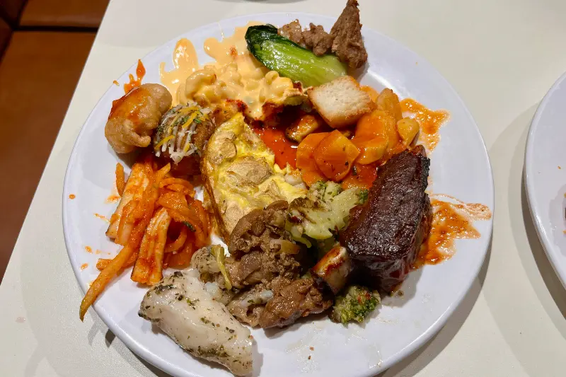 다양한 음식을 담아온 접시