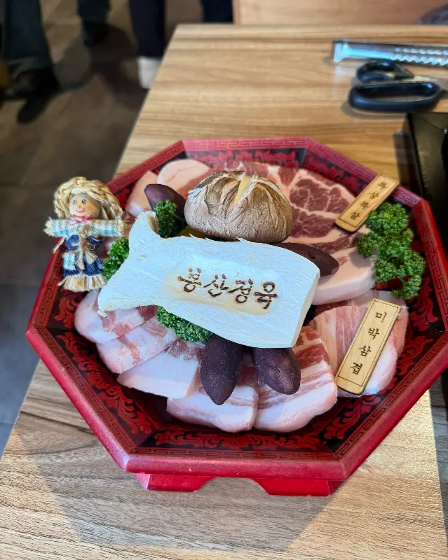 눈사람처럼 귀엽게 플레이팅된 돼지 모듬