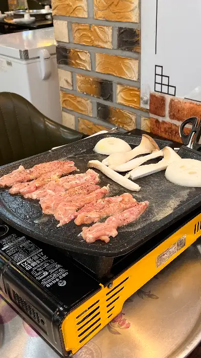 철판 위에서 익어가는 닭목살 구이