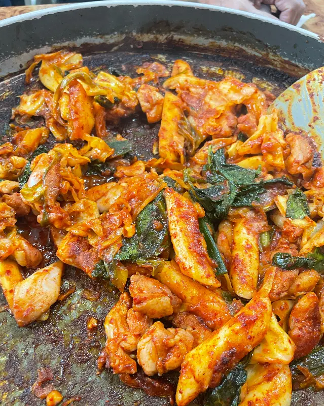 윤기 자르르 흐르는 닭갈비