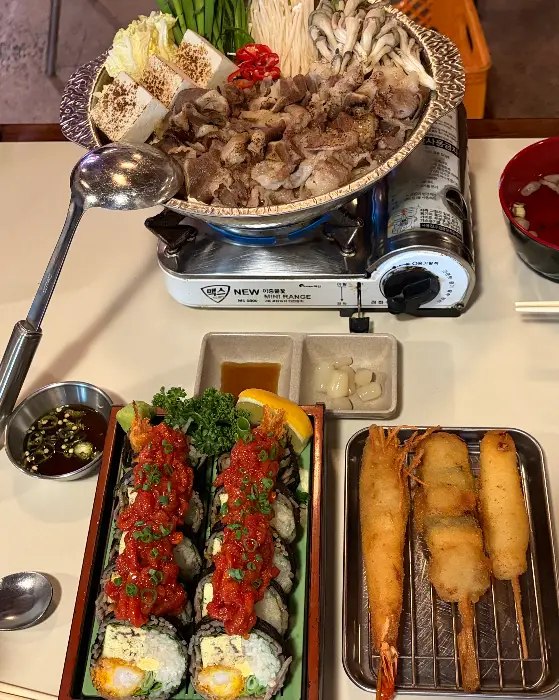 푸짐하게 담긴 모꼬야끼나베와 육회마끼
