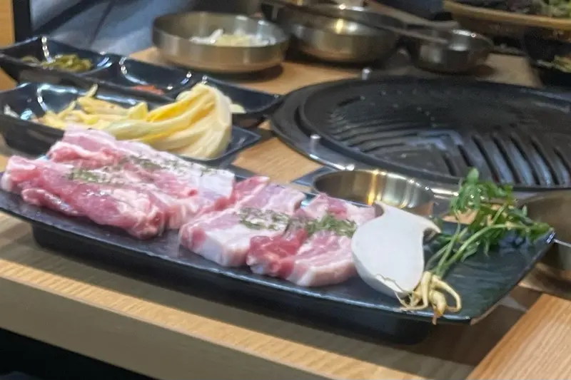 깔끔하게 차려진 88고기집의 밑반찬