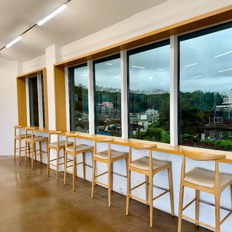 카페 내부 창가 좌석