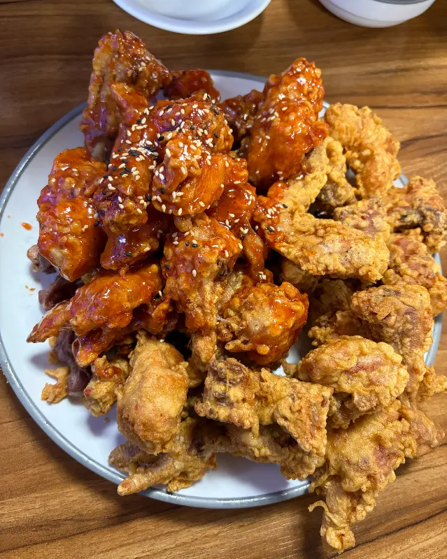 수일통닭 반반 치킨 (후라이드 반, 양념 반)