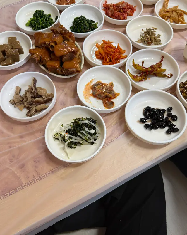 테이블 가득 차려진 밑반찬