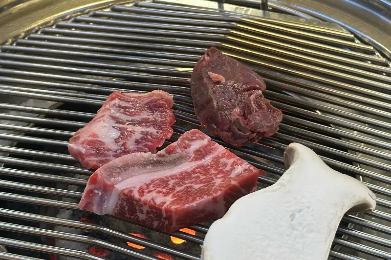 연탄불에 구워지는 소고기