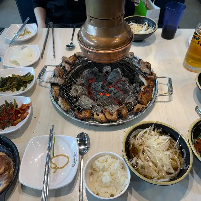 다양한 반찬과 함께 즐기는 숯불구이