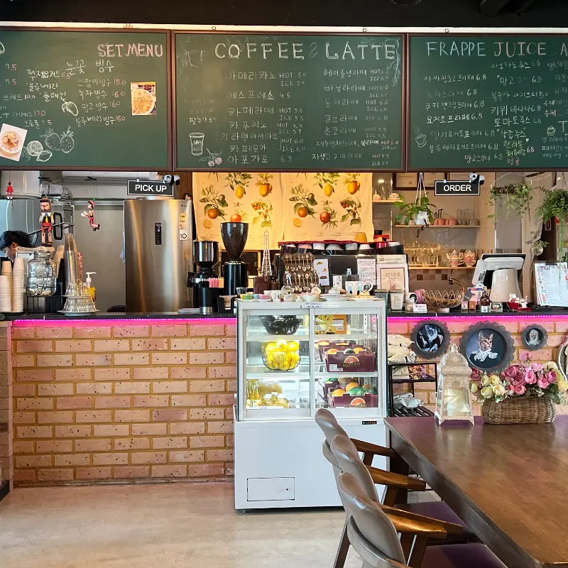 메뉴를 고르는 사람들