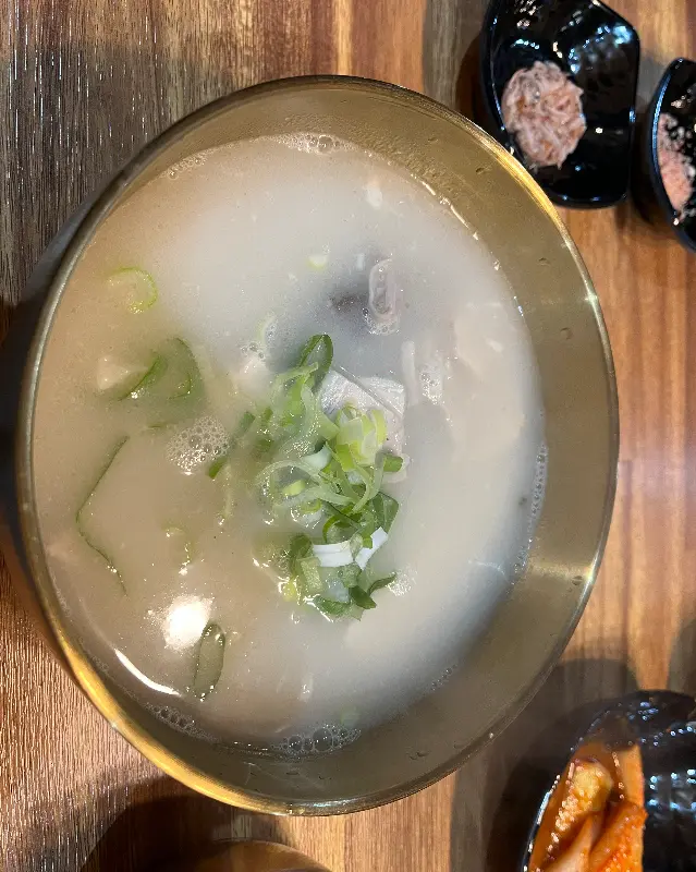 놋그릇에 담겨 나온 순대국