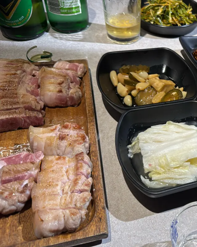 흑돼지 오겹살과 밑반찬