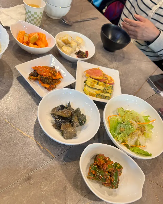 다채로운 반찬들