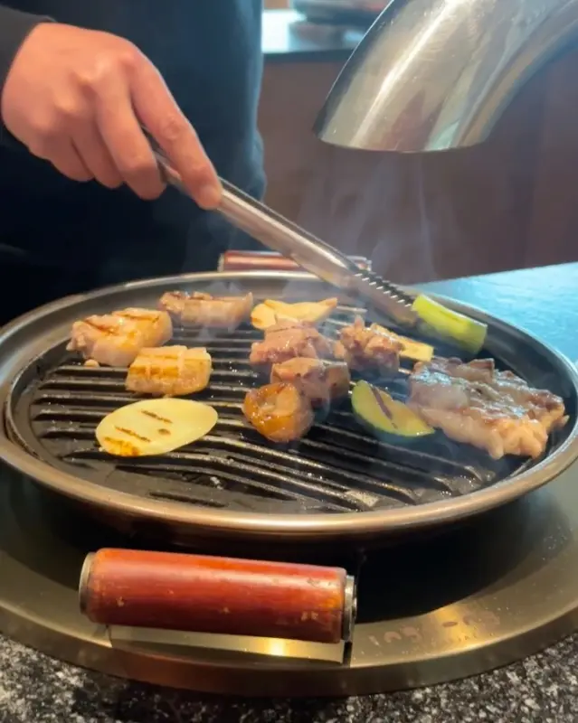 직원분이 직접 구워주는 흑돼지