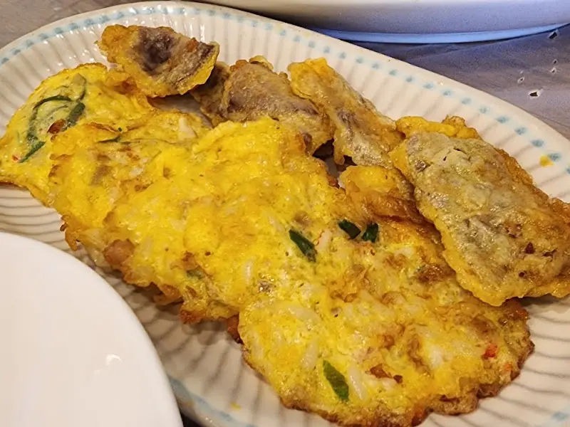 접시에 담긴 물가자미전의 클로즈업 사진