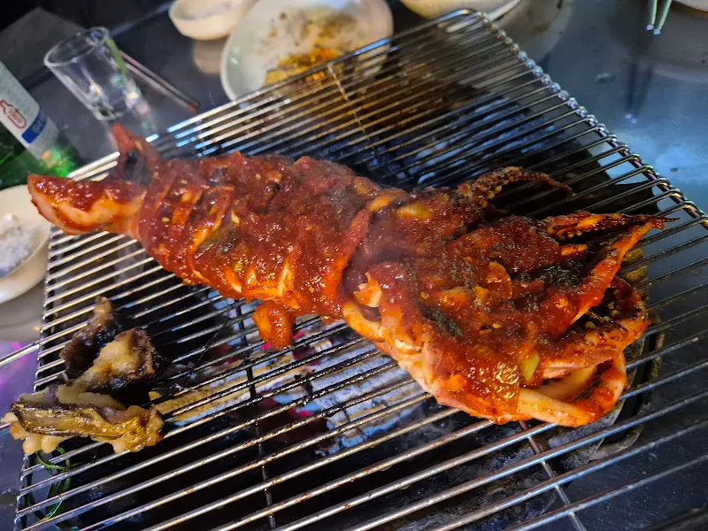 숯불 위에서 구워지고 있는 통오징어 무침