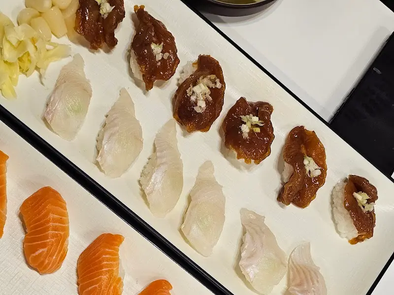 민영활어공장 수지점의 다양한 초밥들