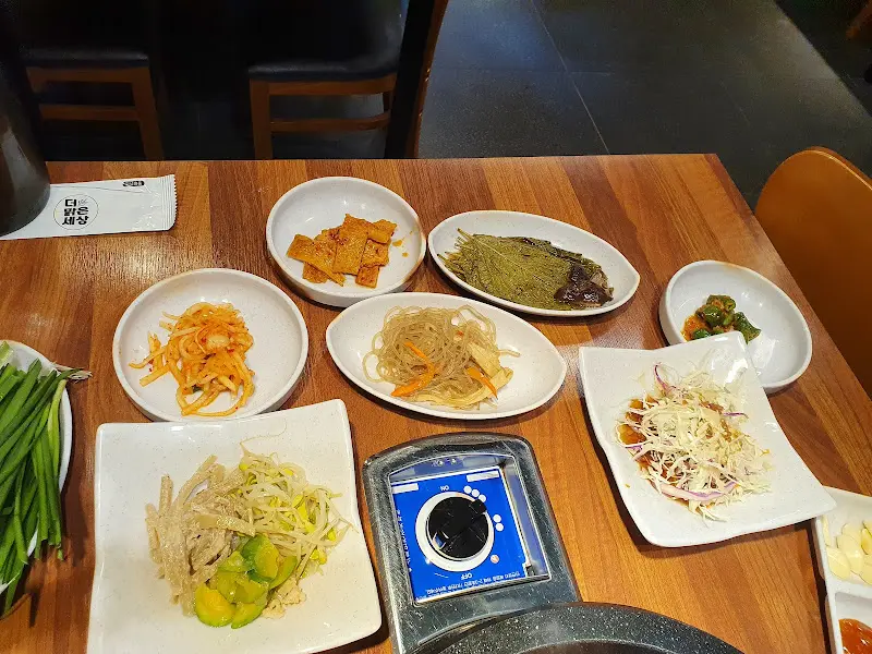 다양한 밑반찬이 테이블 위에 놓여 있는 모습