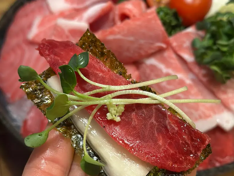 김에 참치와 곁들임 재료를 올린 모습