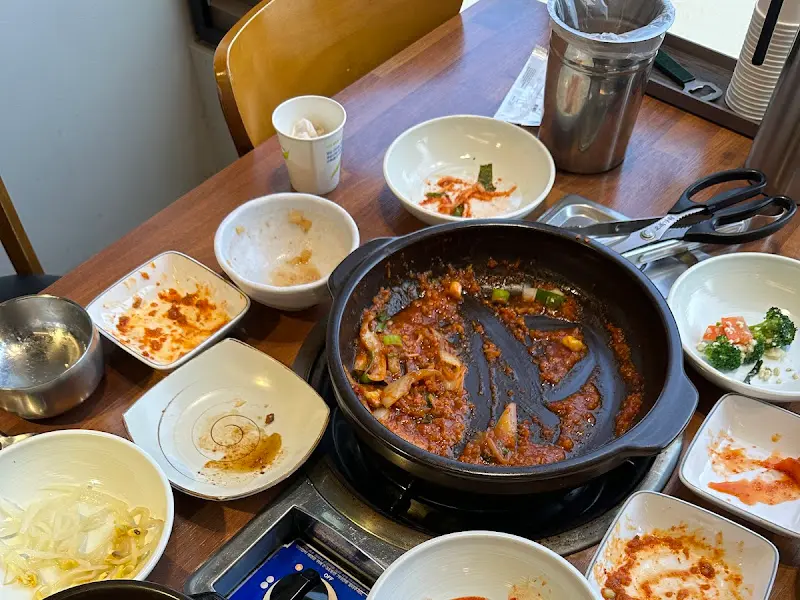 식사를 마친 후의 테이블 모습