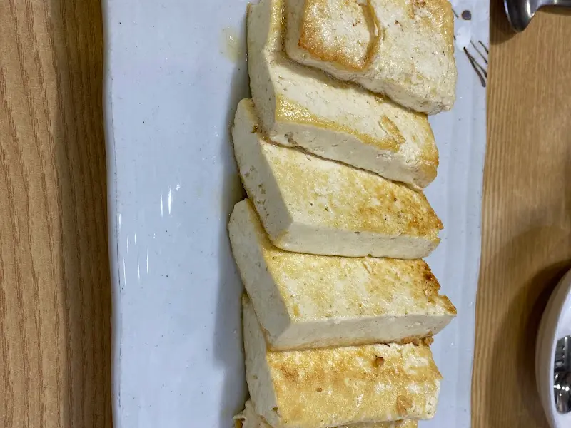 노릇하게 구워진 두부 구이