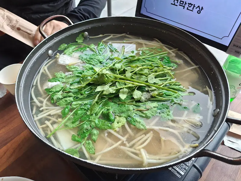 미나리가 수북하게 올라간 대구뽈탕