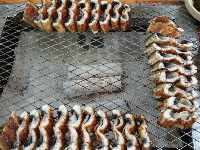 숯불 위에 구워지는 장어