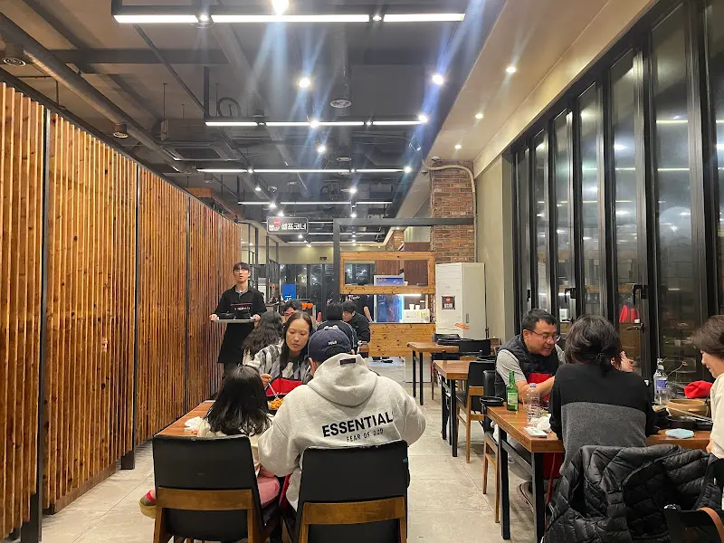 우성닭갈비 내부 모습. 넓고 쾌적한 공간이 인상적이다. 테이블 간 간격도 넉넉해서 편안하게 식사를 즐길 수 있다.