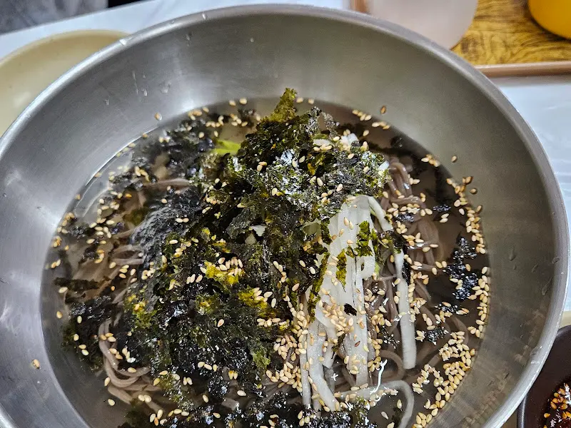 김가루와 깨가 뿌려진 막국수