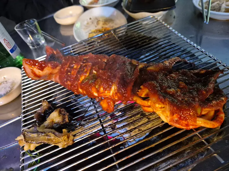 불판 위에 올려진 통오징어 무침 구이
